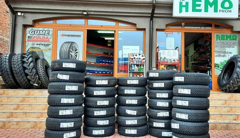 Ulaz u radnju HEMO PROM s gumama složenim na stepenicama