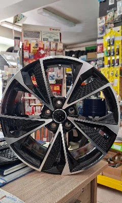 Aluminijska felga izložena u radnji