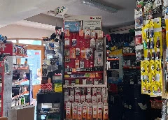 Police s autokozmetikom i dodatnom opremom za auto