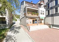 Zgrada s radnjom u prizemlju, pogled s ulice